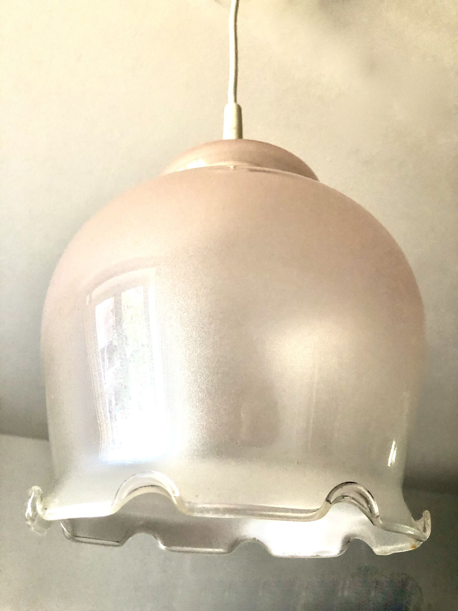 Suspension verre dépoli à volants rose nacré 1960