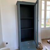 Armoire en bois vitrée