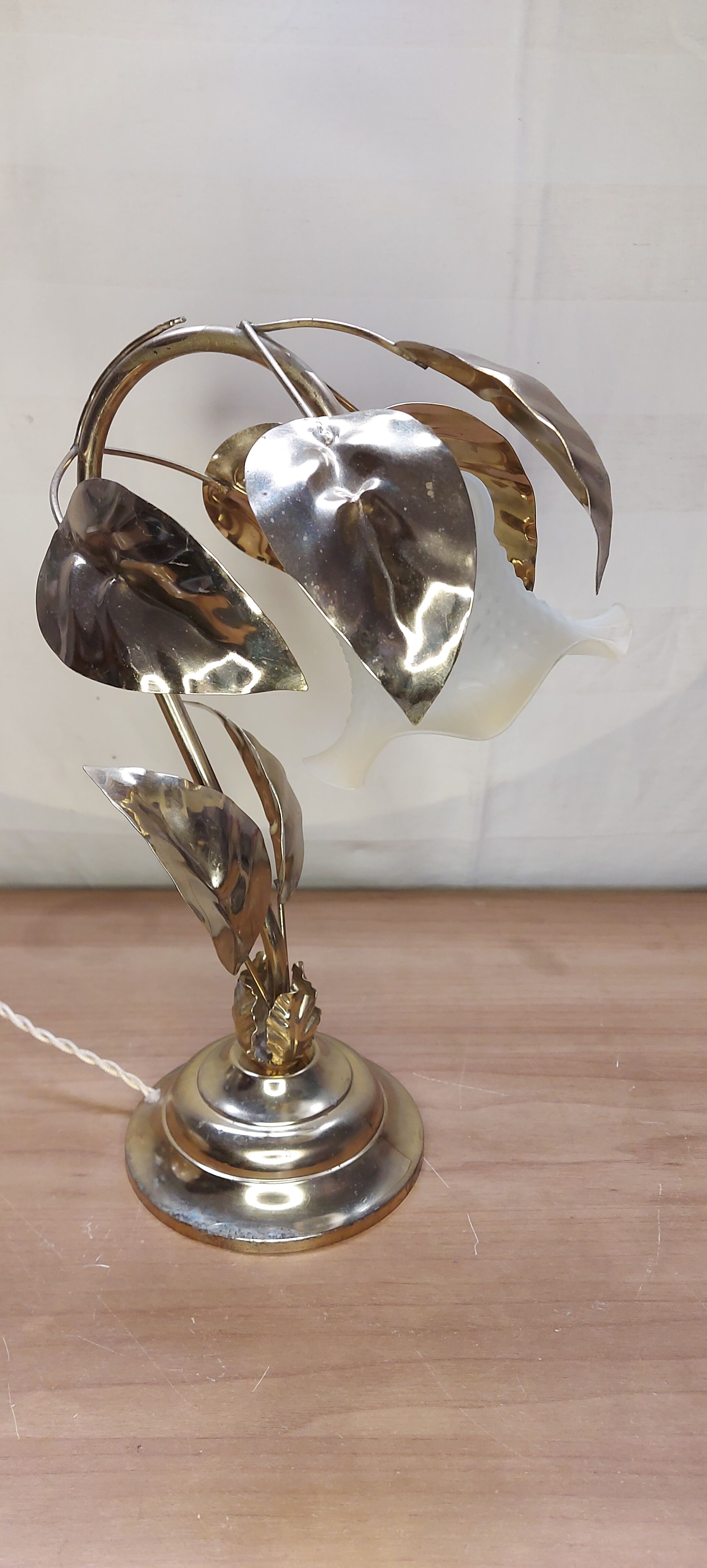 Gold metal flower lamp