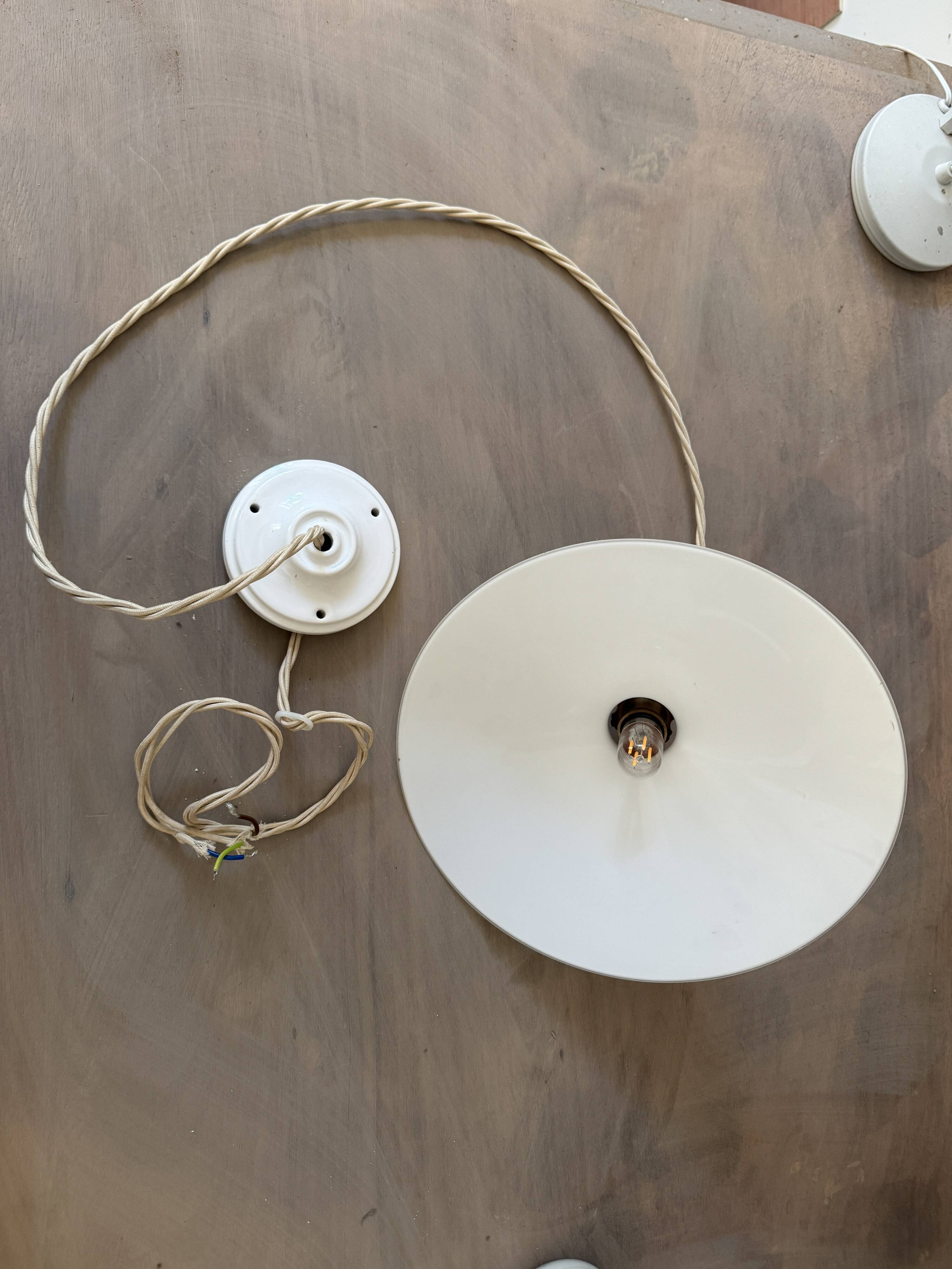 Suspension en verre opalin – vintage DeVOL