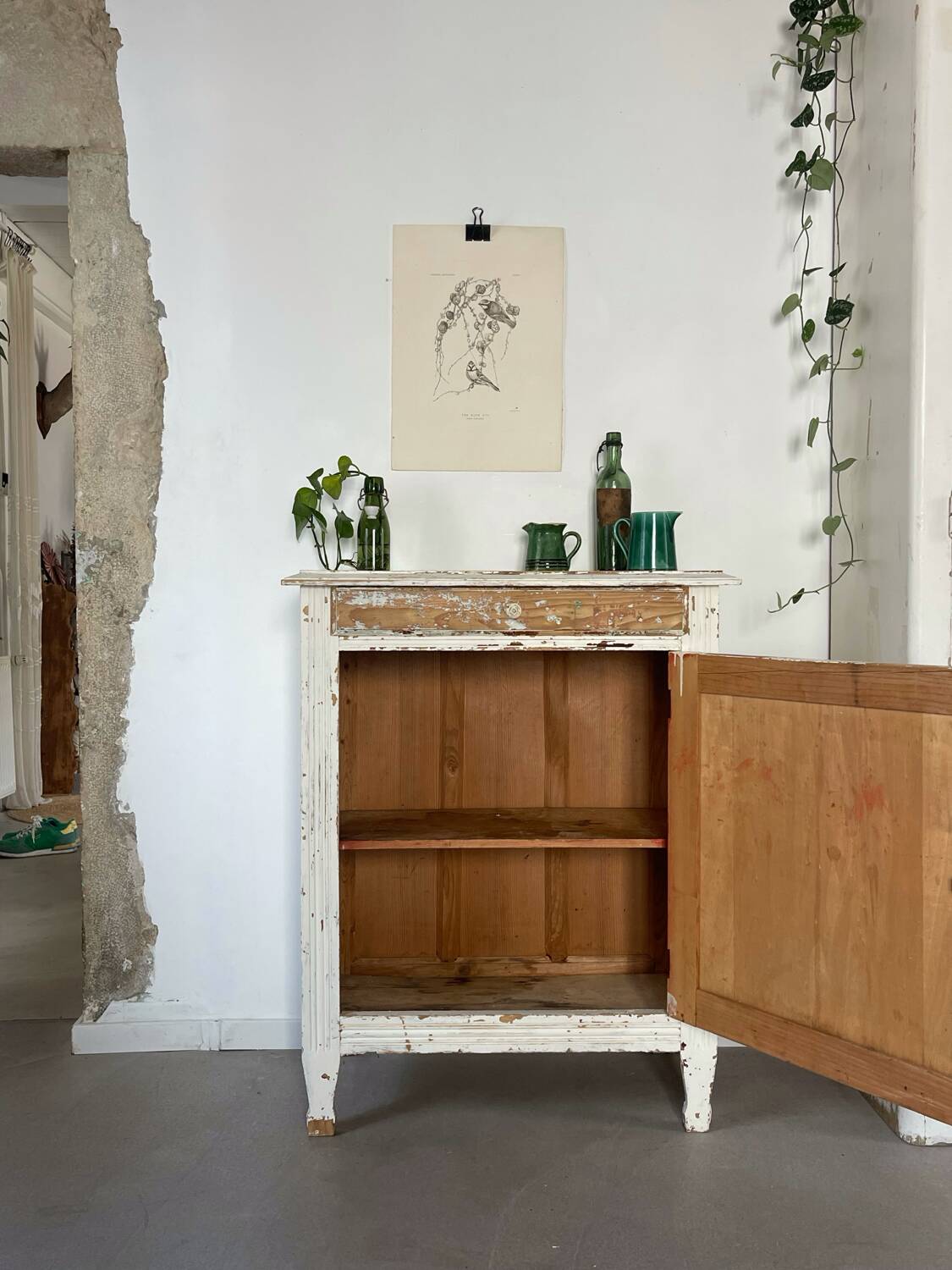 Patinated white jam maker