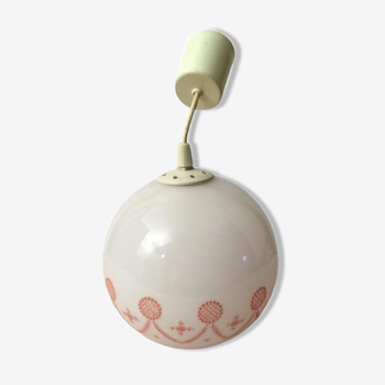 Suspension avec globe boule blanc et motifs roses