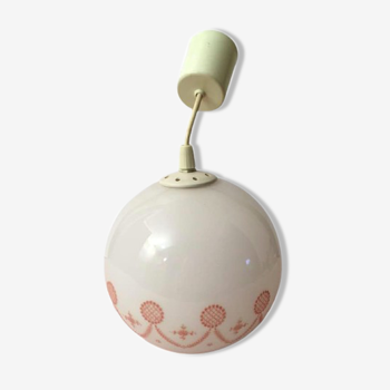 Suspension with white ball globe and pink patterns