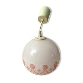 Suspension with white ball globe and pink patterns