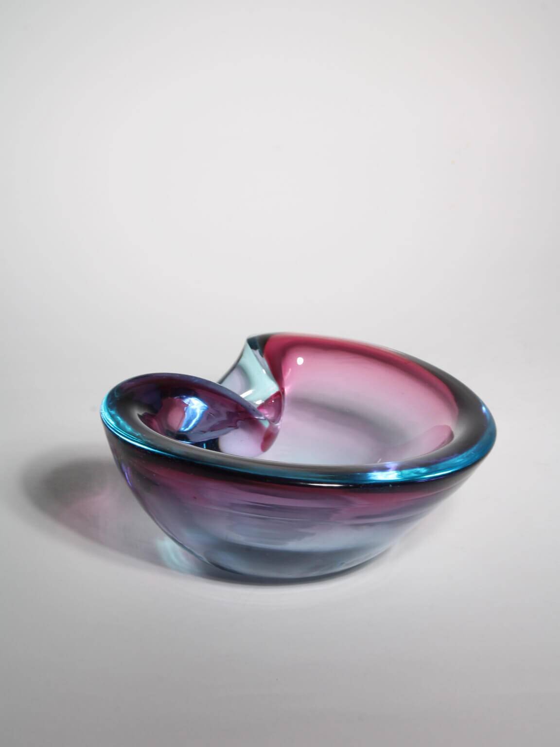 Bol en verre "Sommerso" rose et bleu de Murano par Flavio Poli, années 1960, Italie