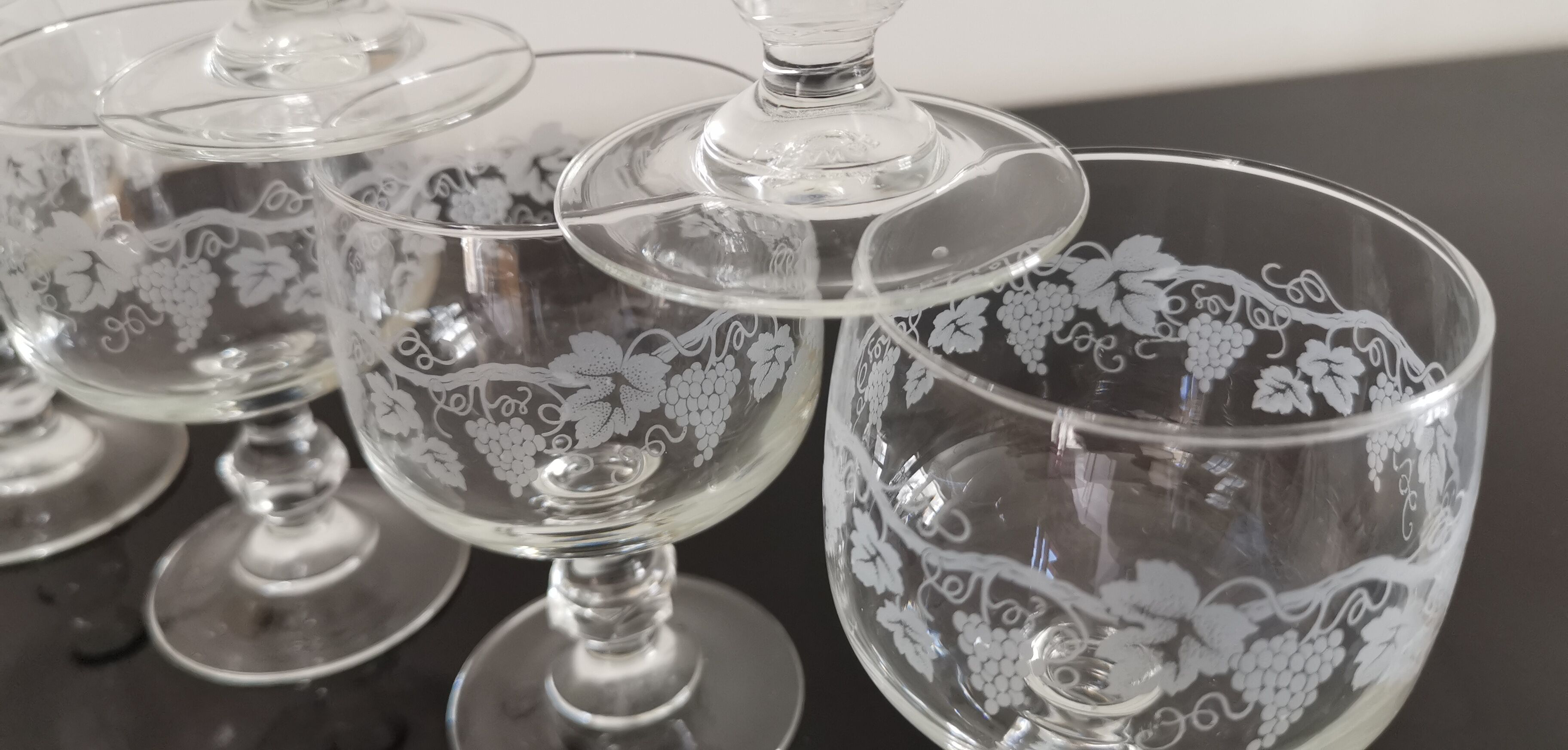 Set of 6 glasses on feet with water decoration grape and vine shoot