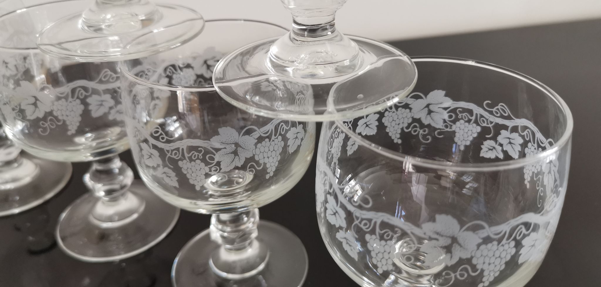 Set of 6 glasses on feet with water decoration grape and vine shoot