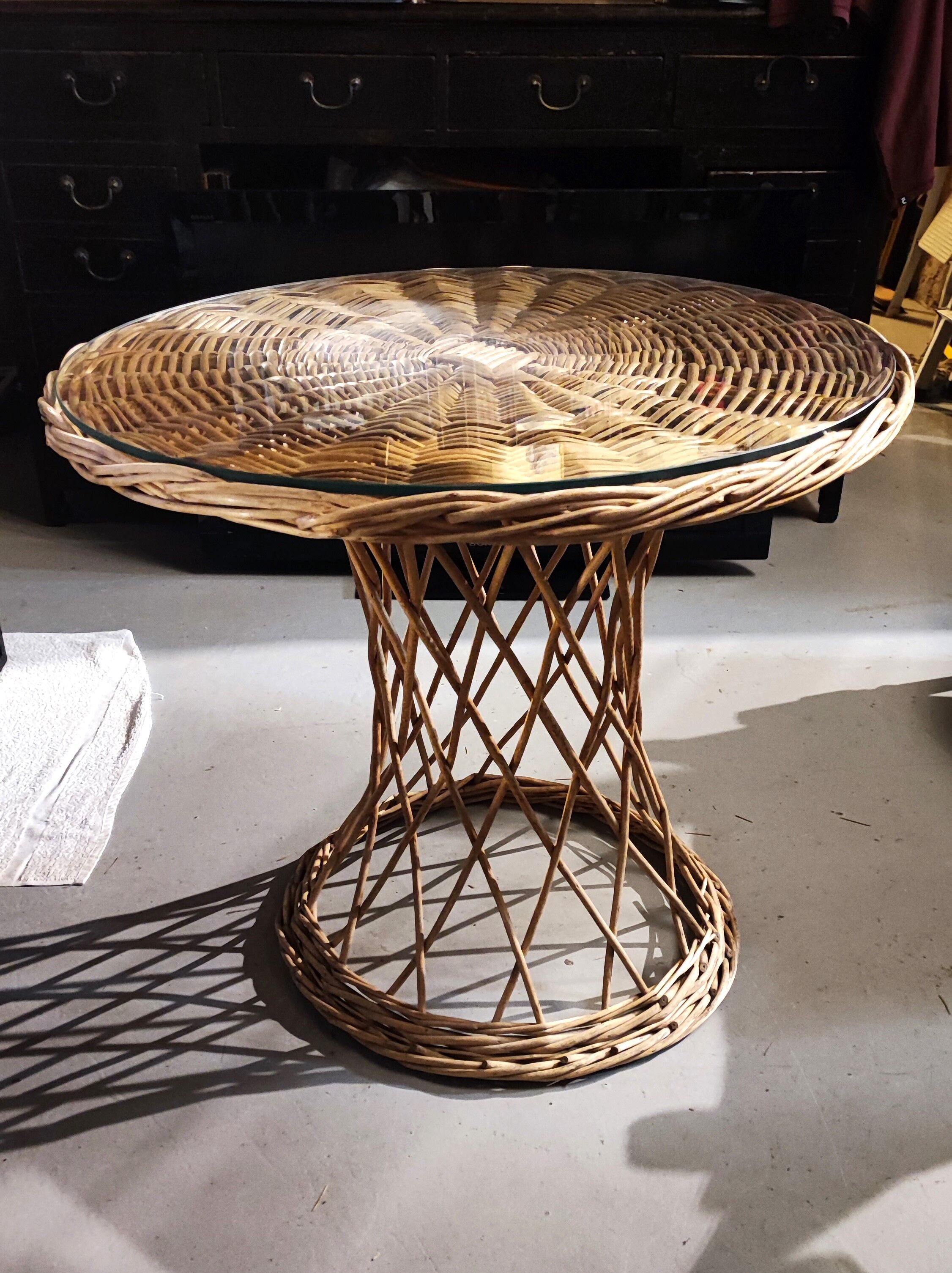 Round table in woven rattan pedestal table