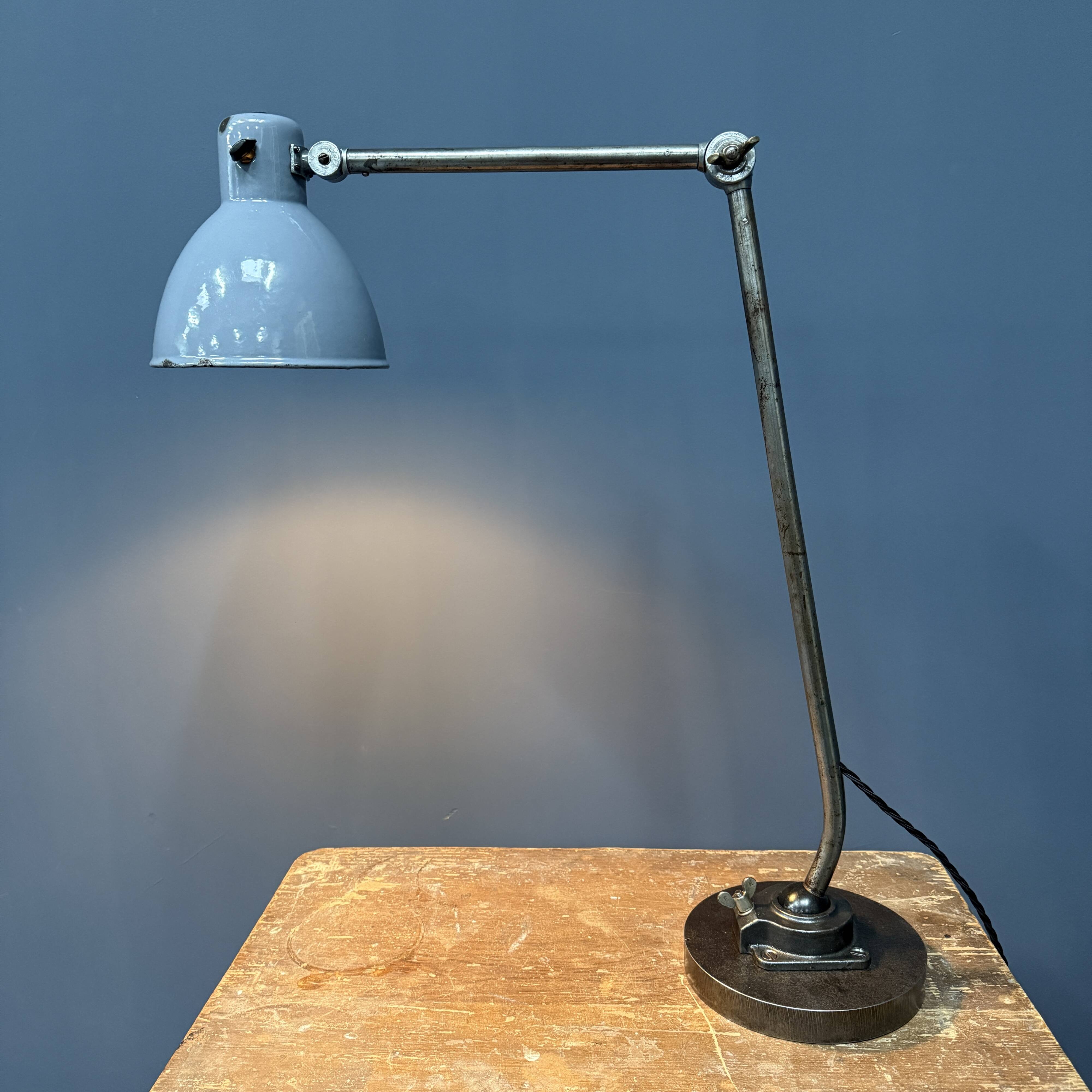 Grande lampe de table d'atelier Kandem modèle 566
