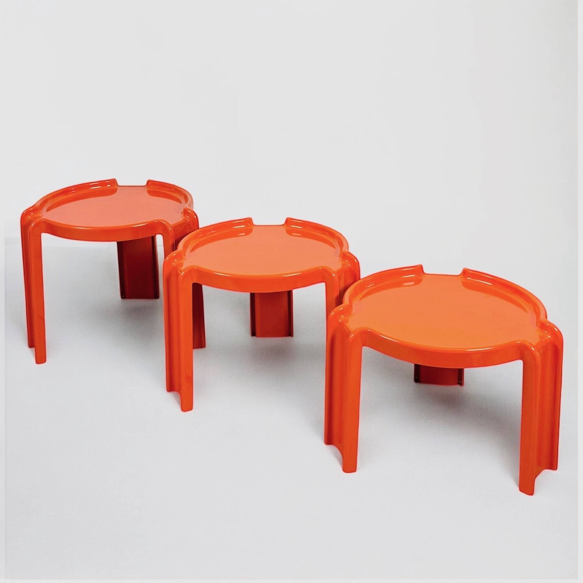 3 tables orange Giotto Stoppino pour Kartell, années 1960
