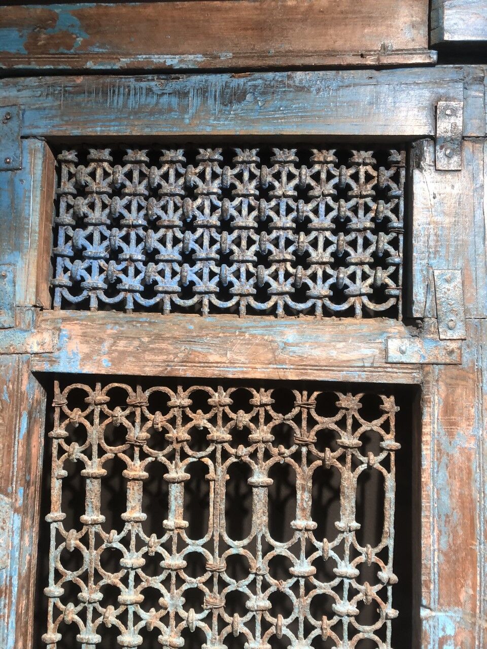 Openwork indian door in metal and blue wood