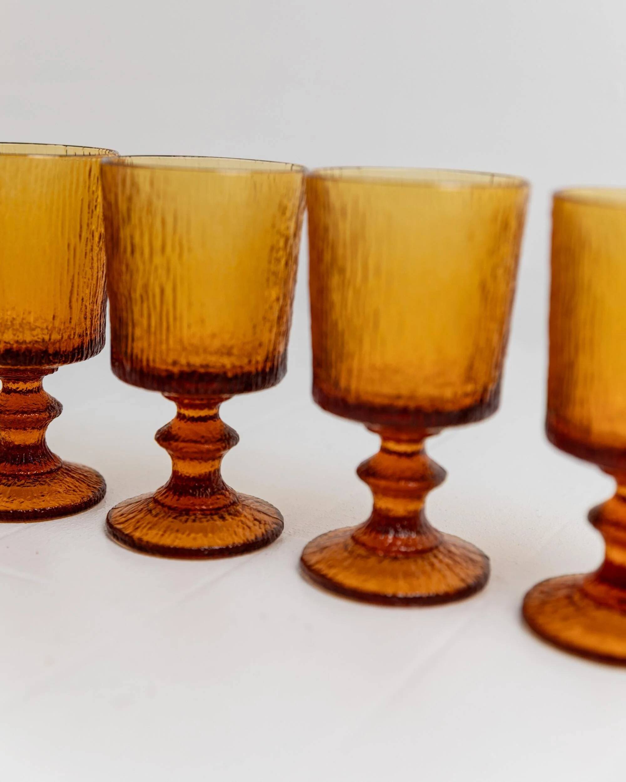 Lot of 4 vintage wine glasses from the 1970s, textured amber on a stem, design by Timo Sarpaneva for Iittala.