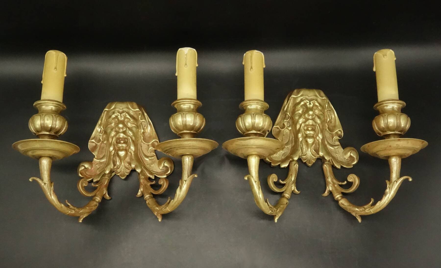 Pair of wall sconces with grotesque heads in 19th-century Renaissance style - bronze