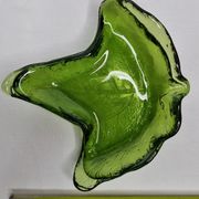 Deux vide poches en verre pressé en forme de feuilles de lierre, 17 cm