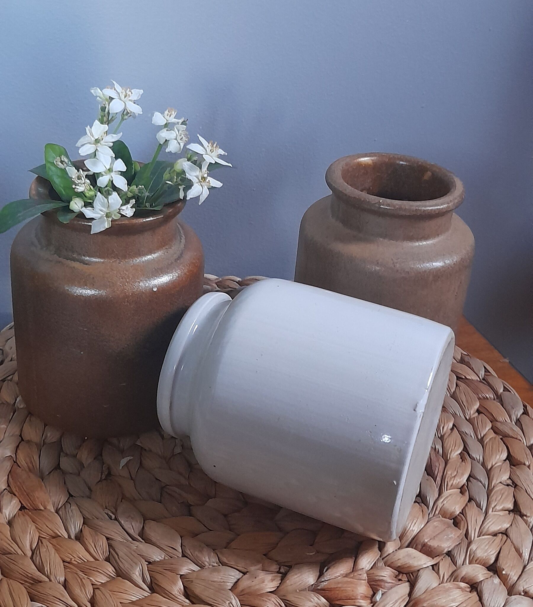 Ensemble de 3 anciens pots à moutarde/condiments, en céramique / grés