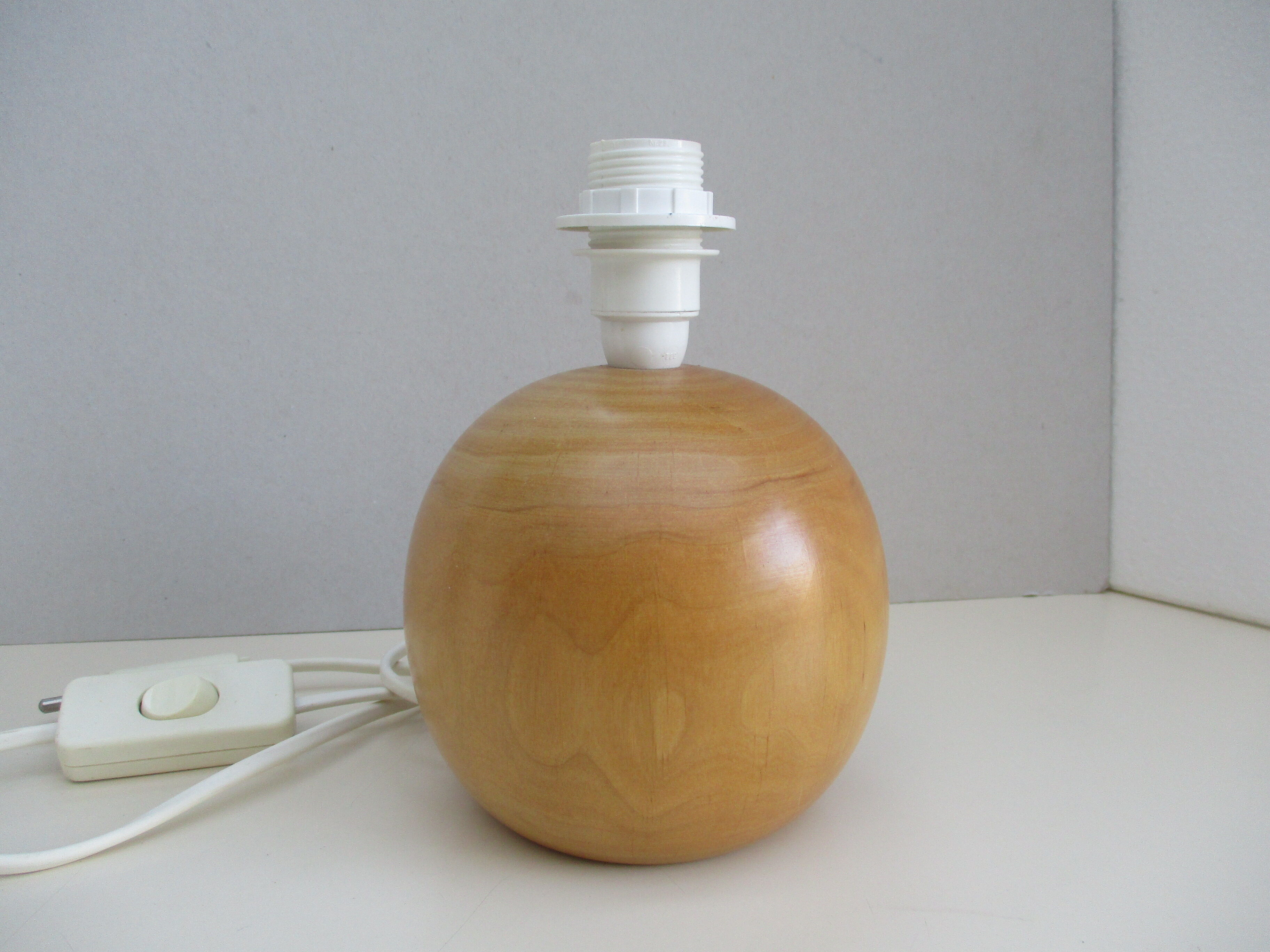 Lampe de table pied boule en bois