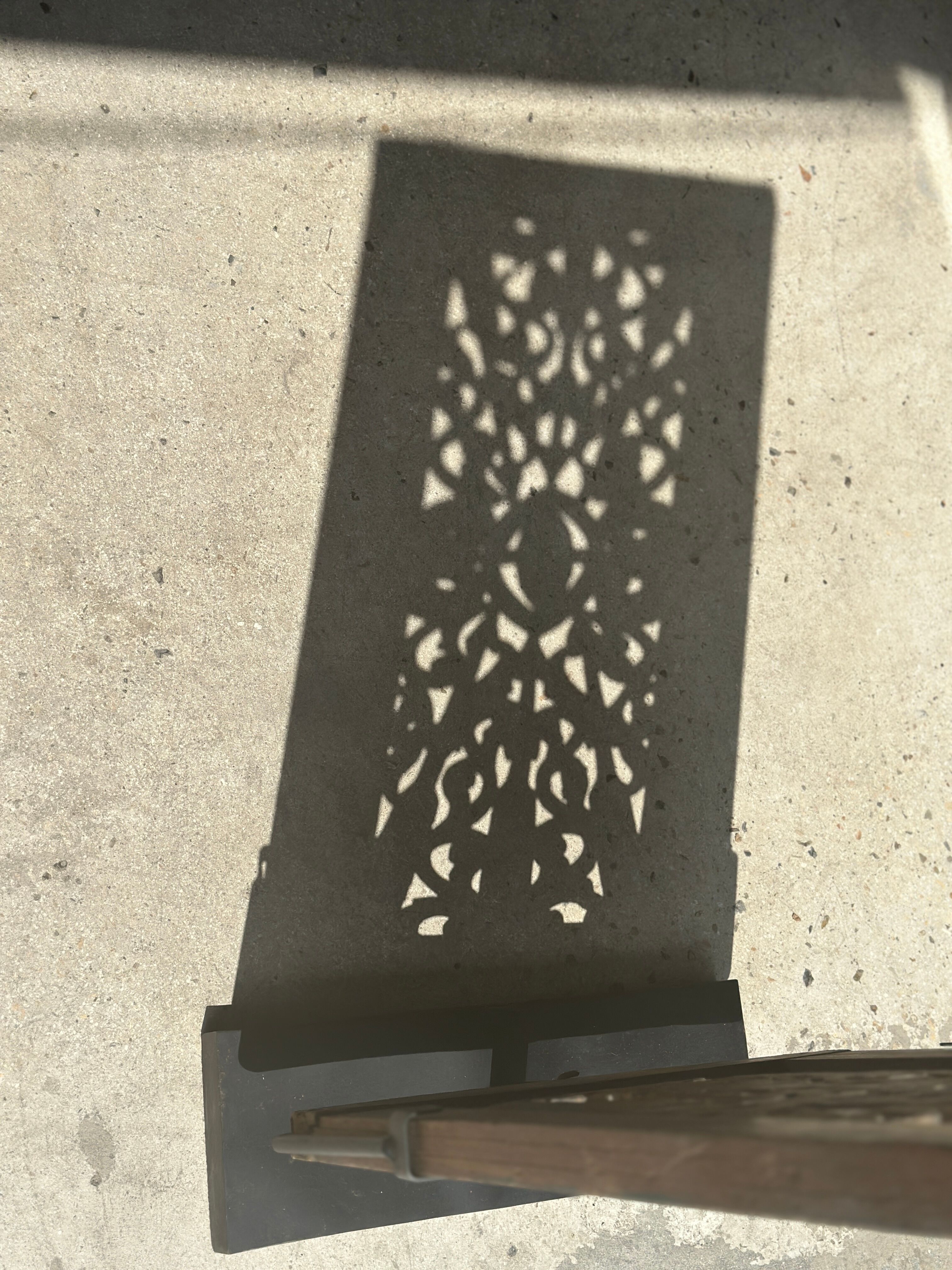 Rectangular Indonesian construction element with blue and yellow plant in carved wood