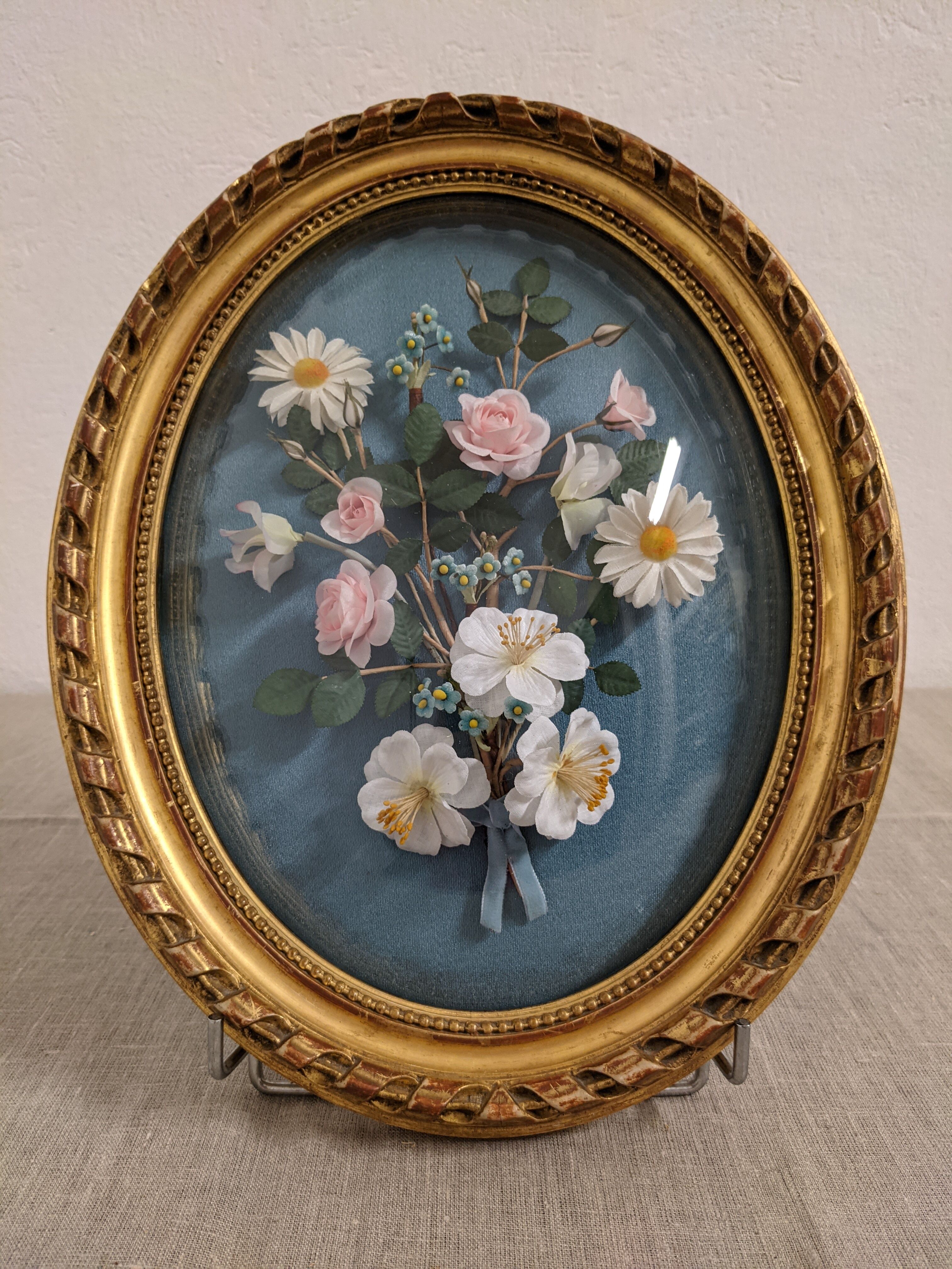 Cadre ovale en verre bombé et décor de fleurs