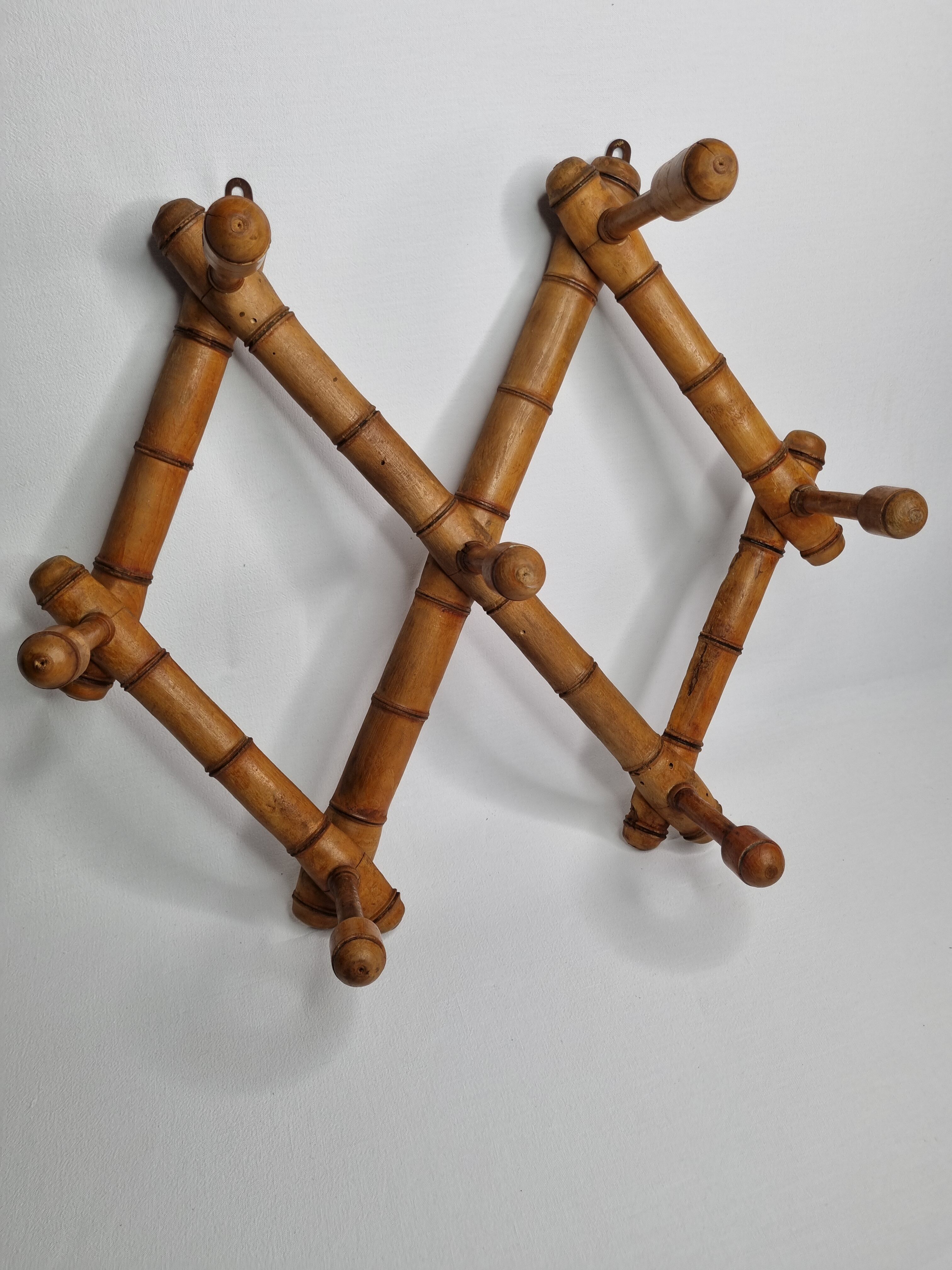 Portemanteau mural extensible en bois imitant le bambou, sept patères