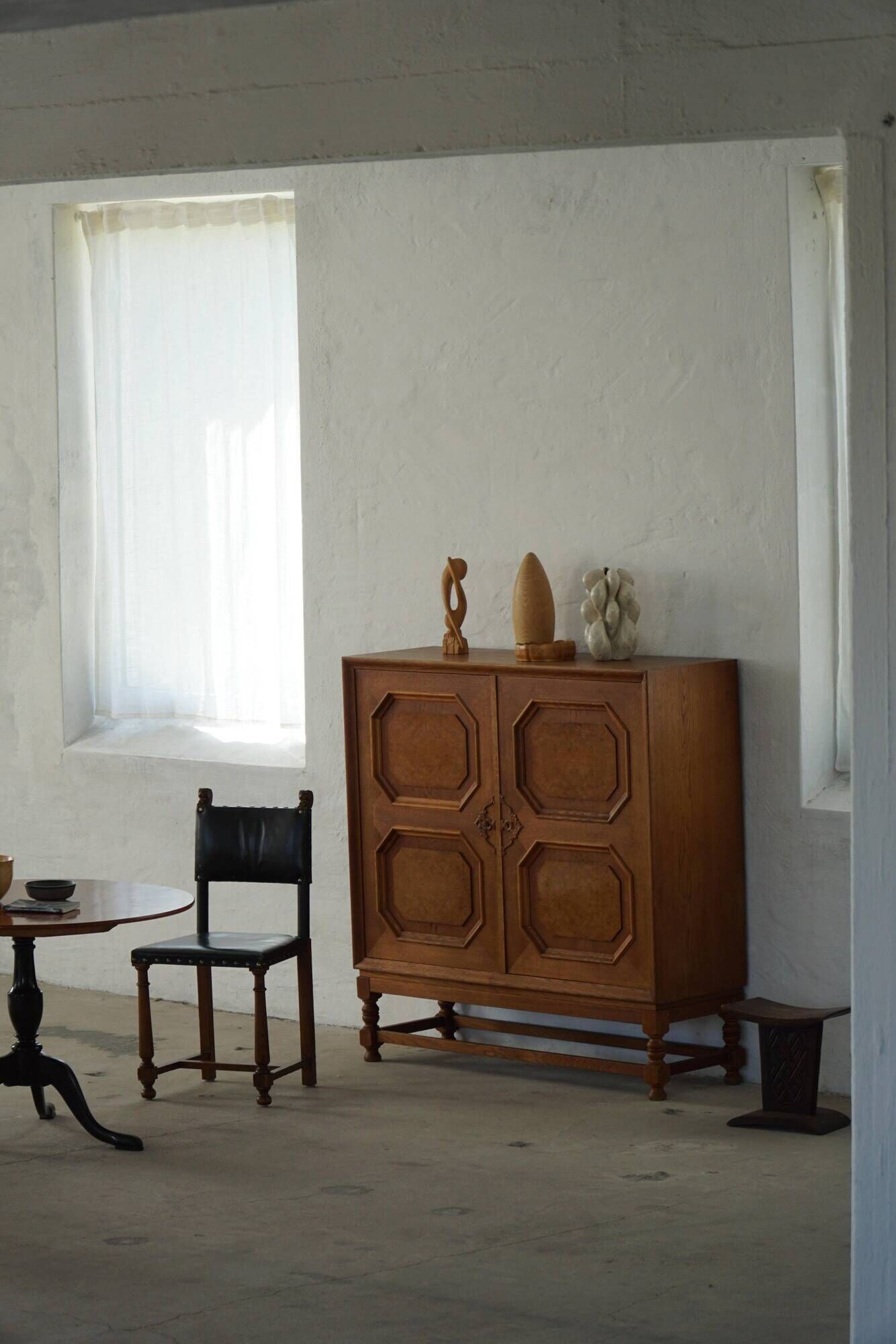 Classic sculptural Danish wardrobe in oak veneer and burl wood, 1950s.