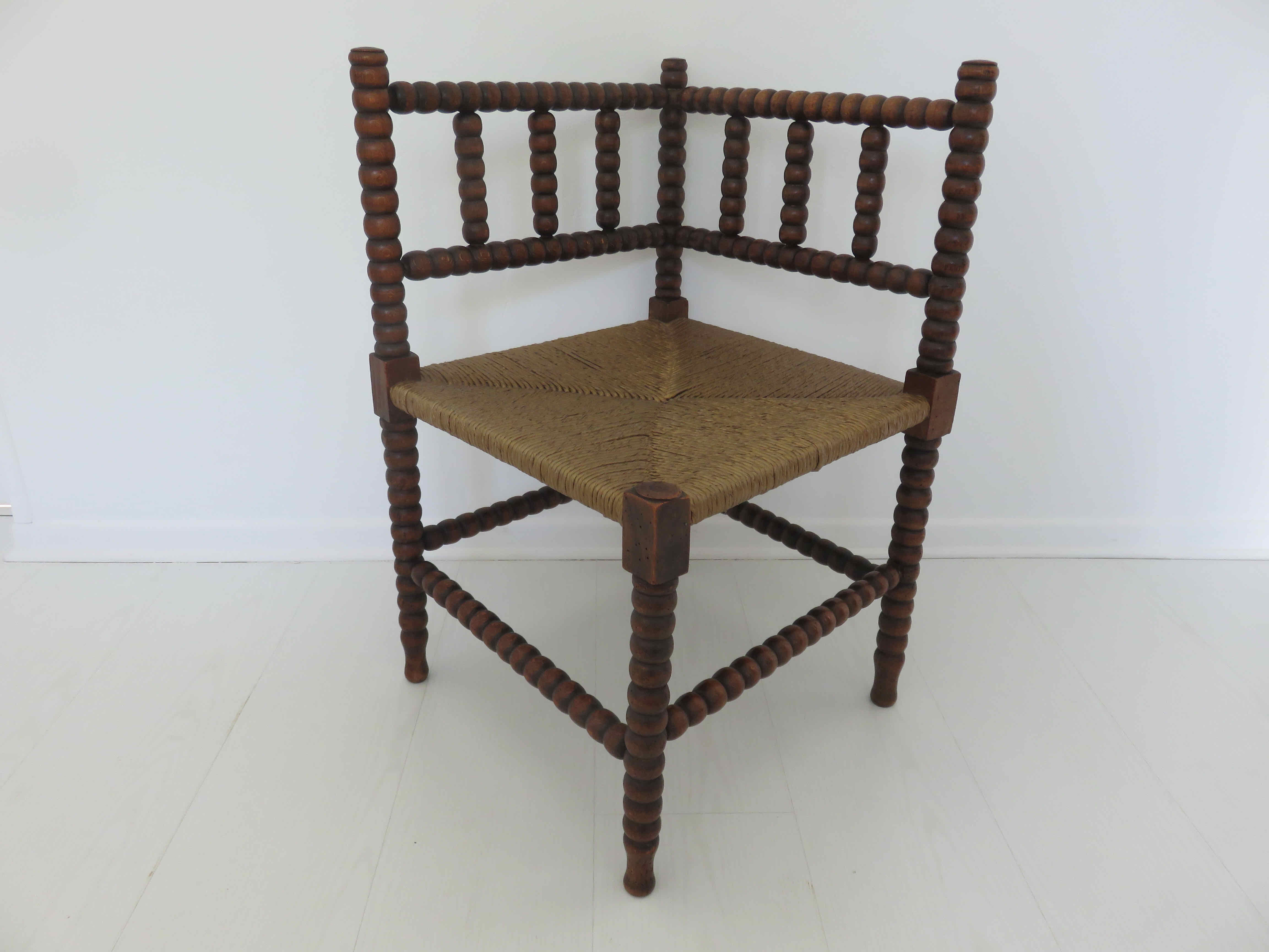 Corner chair in turned wood and straw