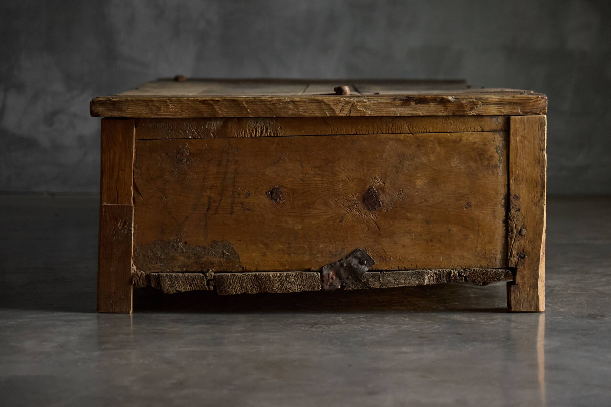 Table basse en chêne rustique vernaculaire, France, 20e siècle
