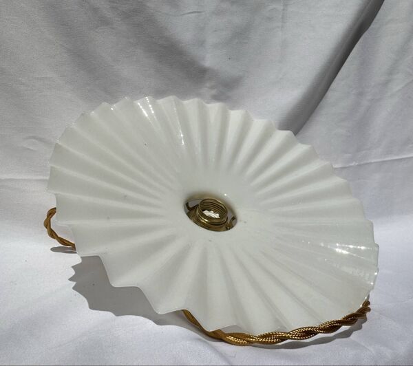 Suspension vintage abat jour opaline plissé fils dorés douille griffe