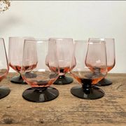 6 petits verres roses à pied noir