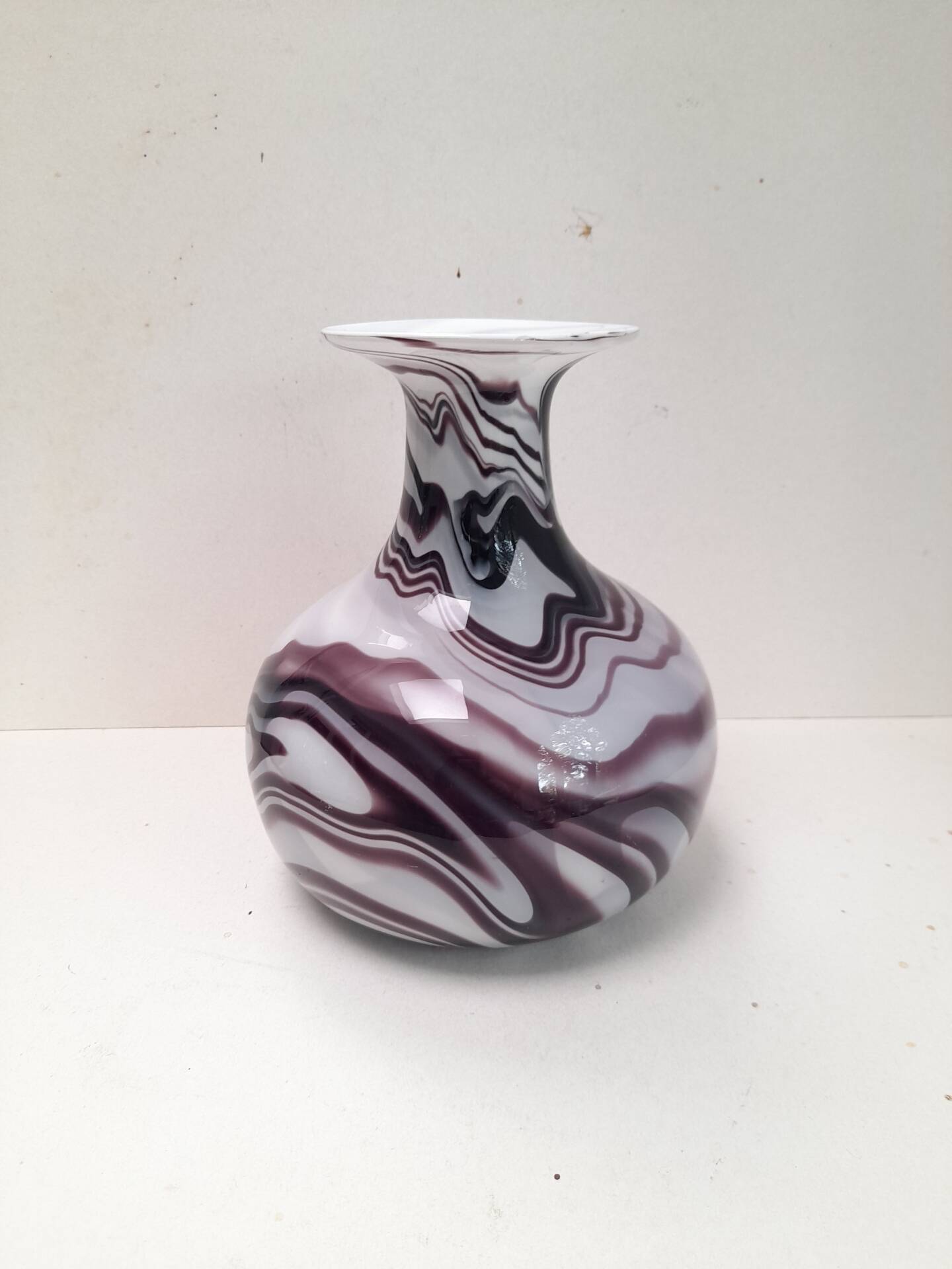 Beautiful vase in purple and white opaline.