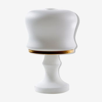 Lampe de table en verre opalin blanc et laiton, Tchécoslovaquie circa 1970