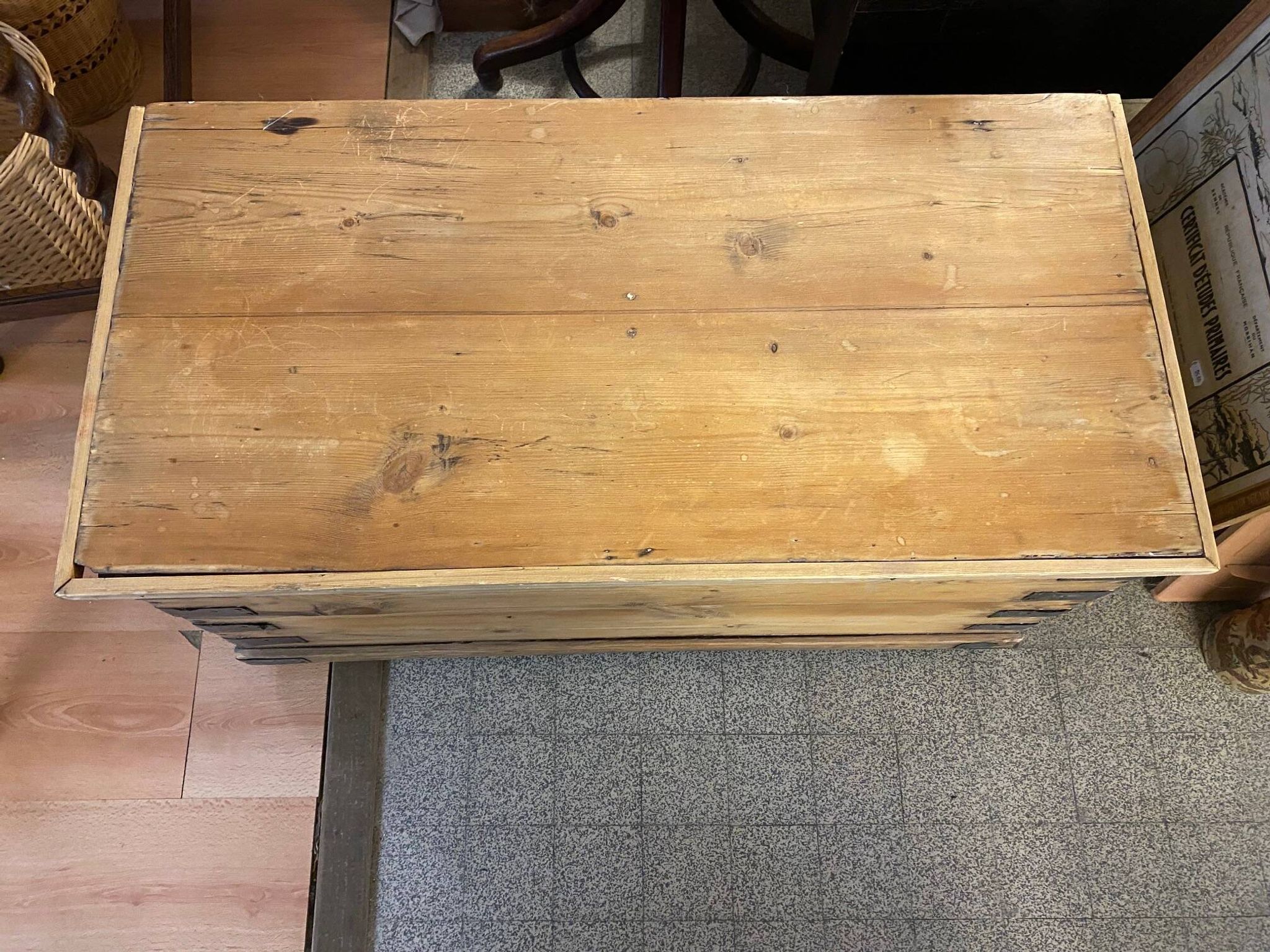 Ancienne malle coffre en bois de pin naturel avec interieur capitonne