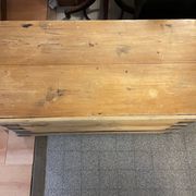 Ancienne malle coffre en bois de pin naturel avec interieur capitonne