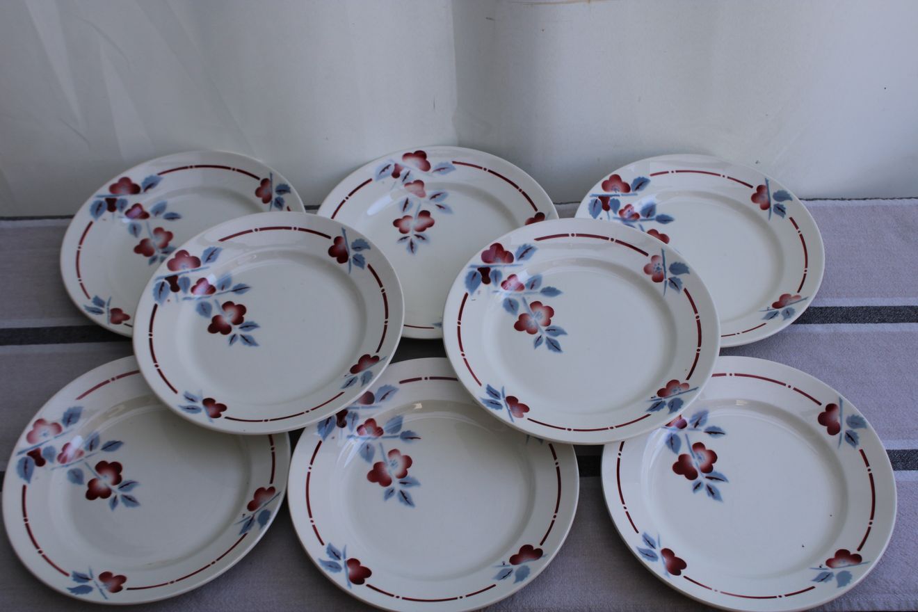 Set of 8 flat ceramic plates