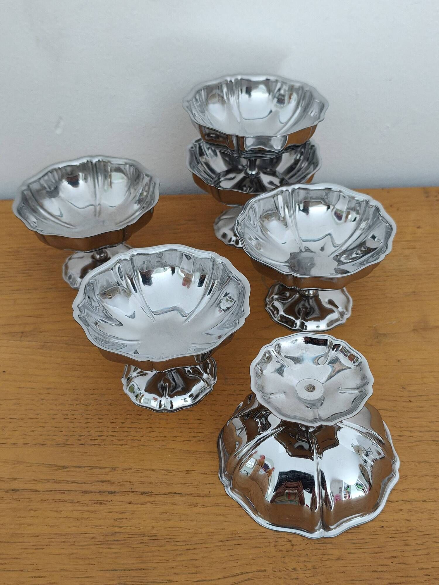 Set of 6 stainless steel ice cream bowls from the 1970s.
