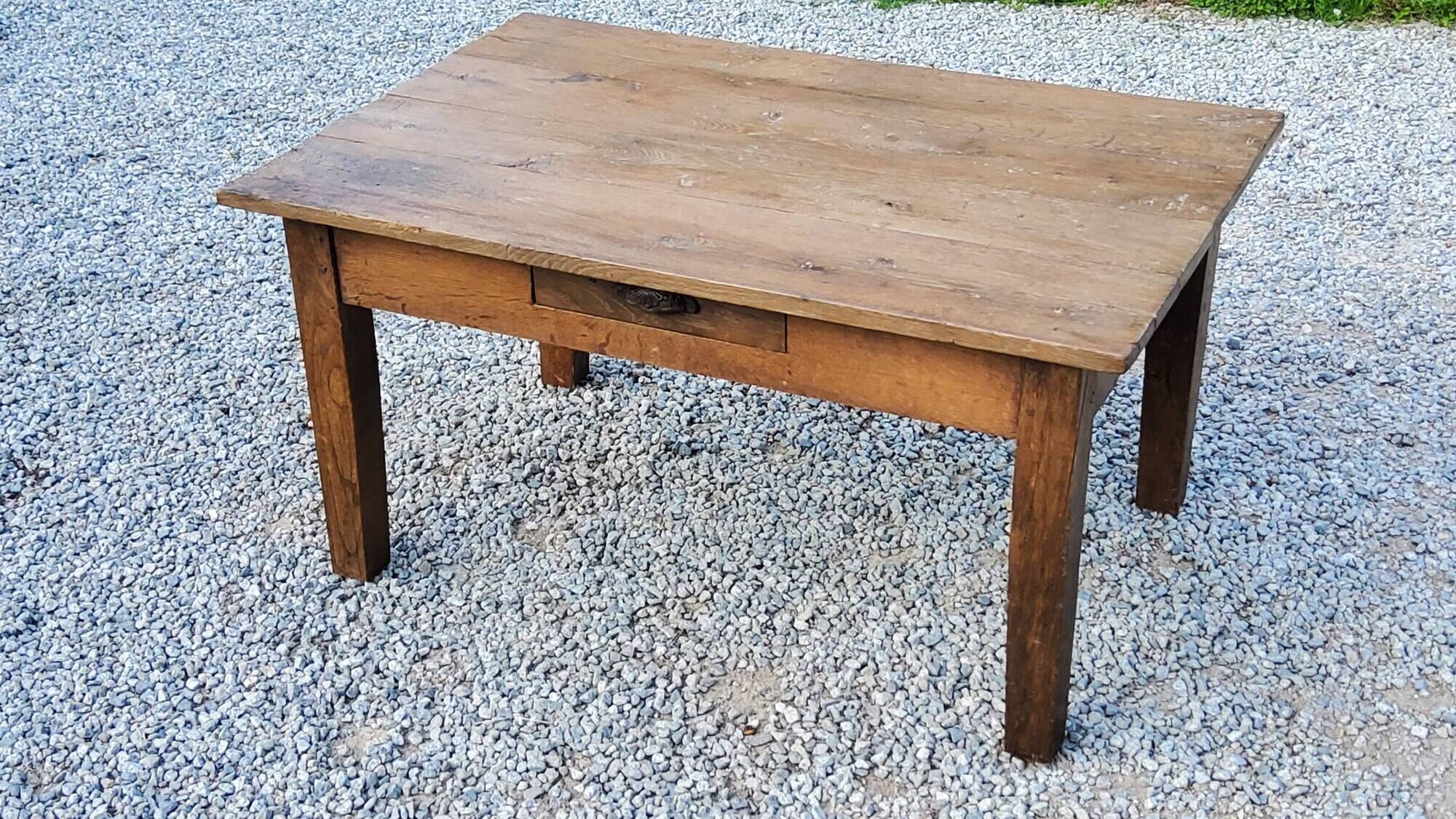 Oak farmhouse coffee table with spindle legs and one drawer, late 19th century