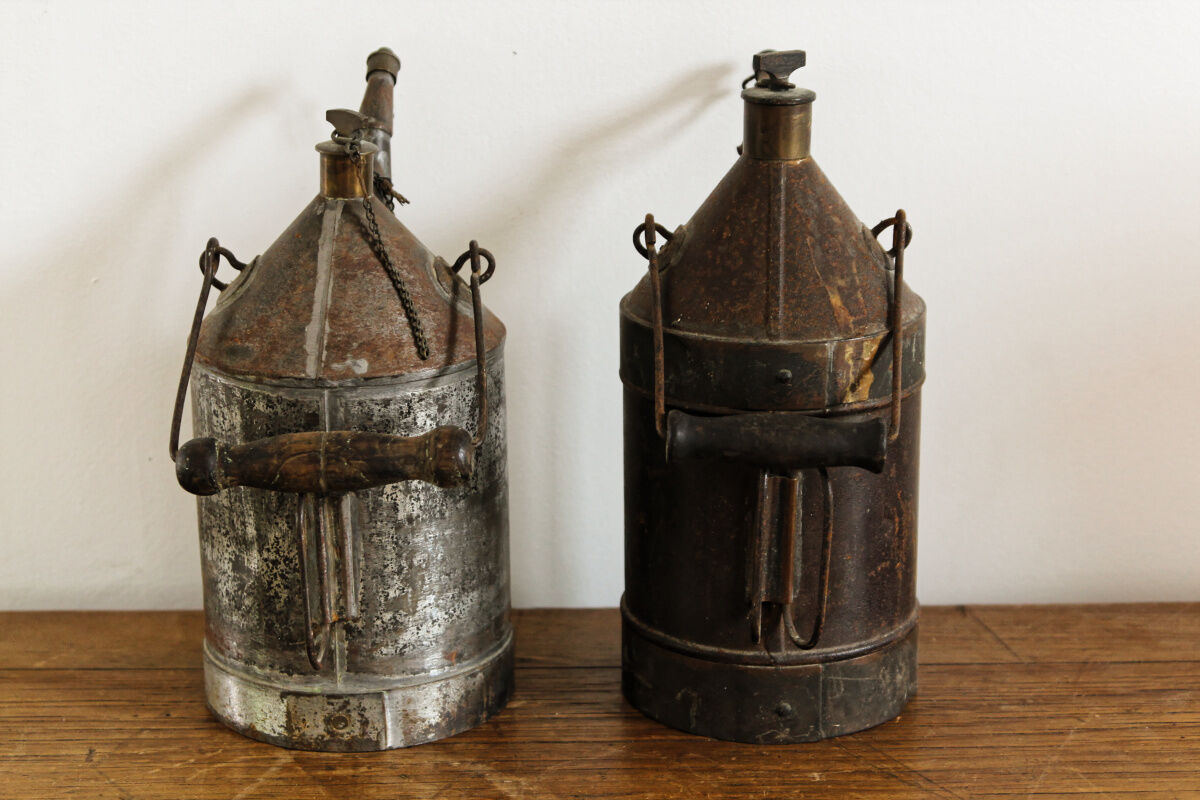 Pair of garage oil burettes