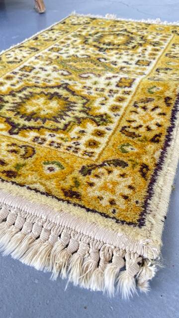Tapis sarouk vintage moutarde