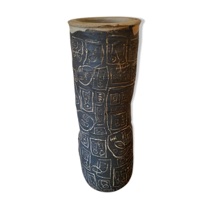 Vase sculptural à motifs géométriques