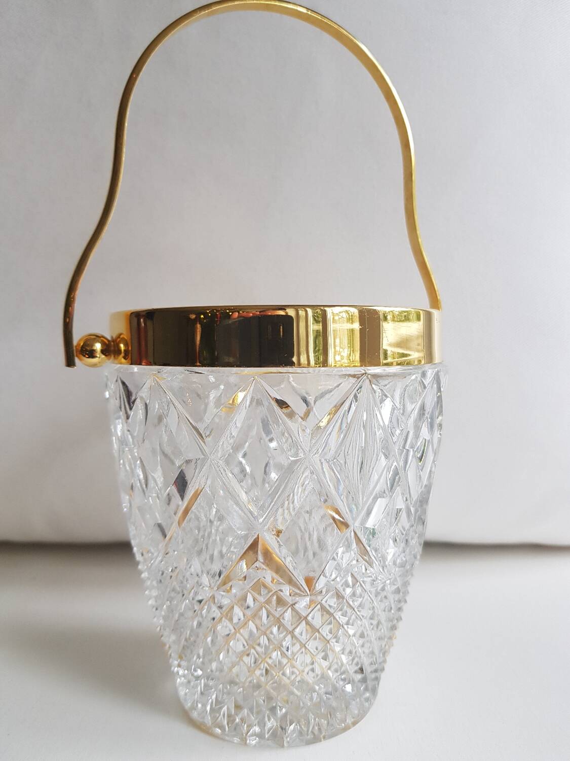 Seau à glace en cristal taillé du milieu du siècle Val Saint Lambert avec détails dorés et cuillère