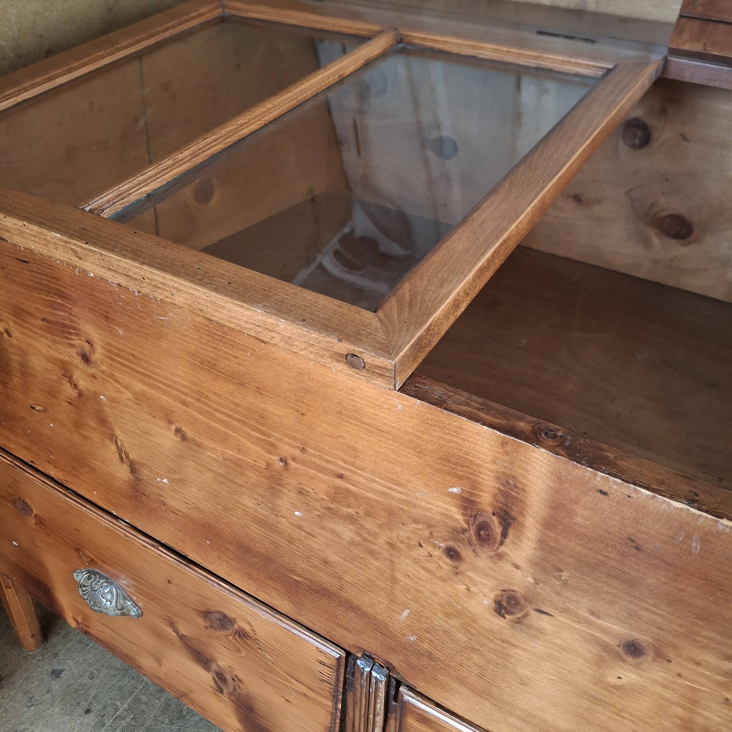Ancienne vitrine de magasin.  Meuble de métier.