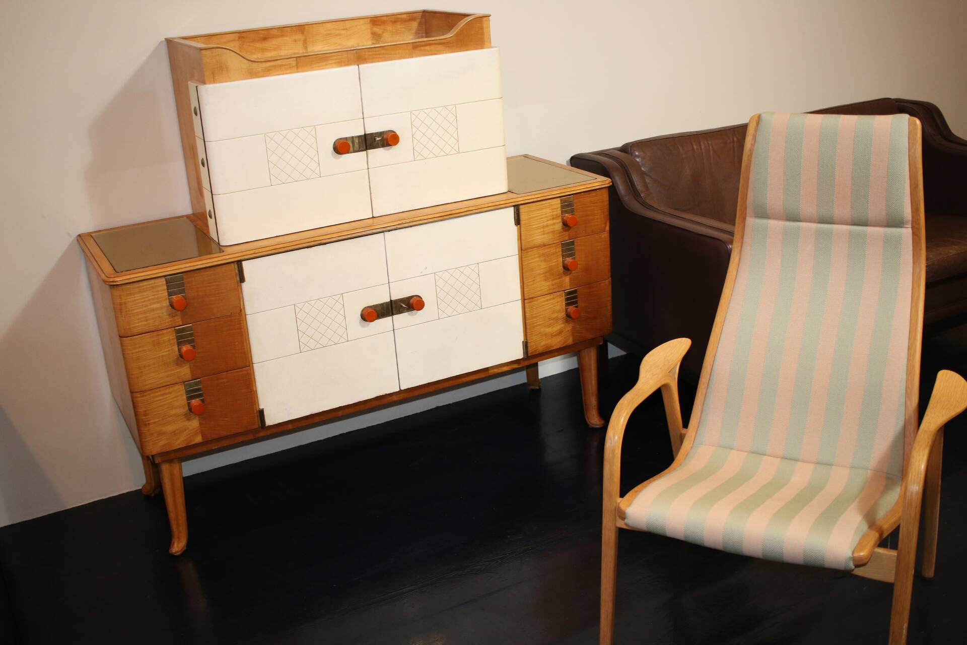 Buffet Art déco en érable, cuir et verre. Laszlo Hoenig, Londres, 1940.