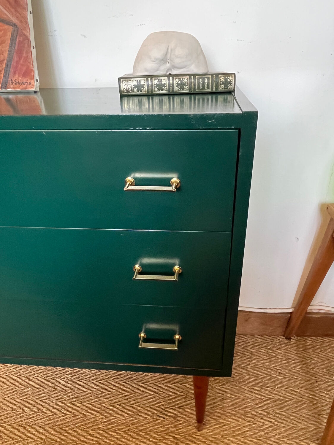 Commode vintage verte poignées dorées et pieds fuseaux