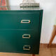 Commode vintage verte poignées dorées et pieds fuseaux