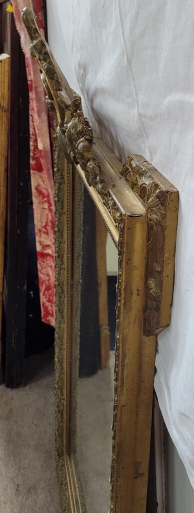 Miroir doré mouluré classique, années 50