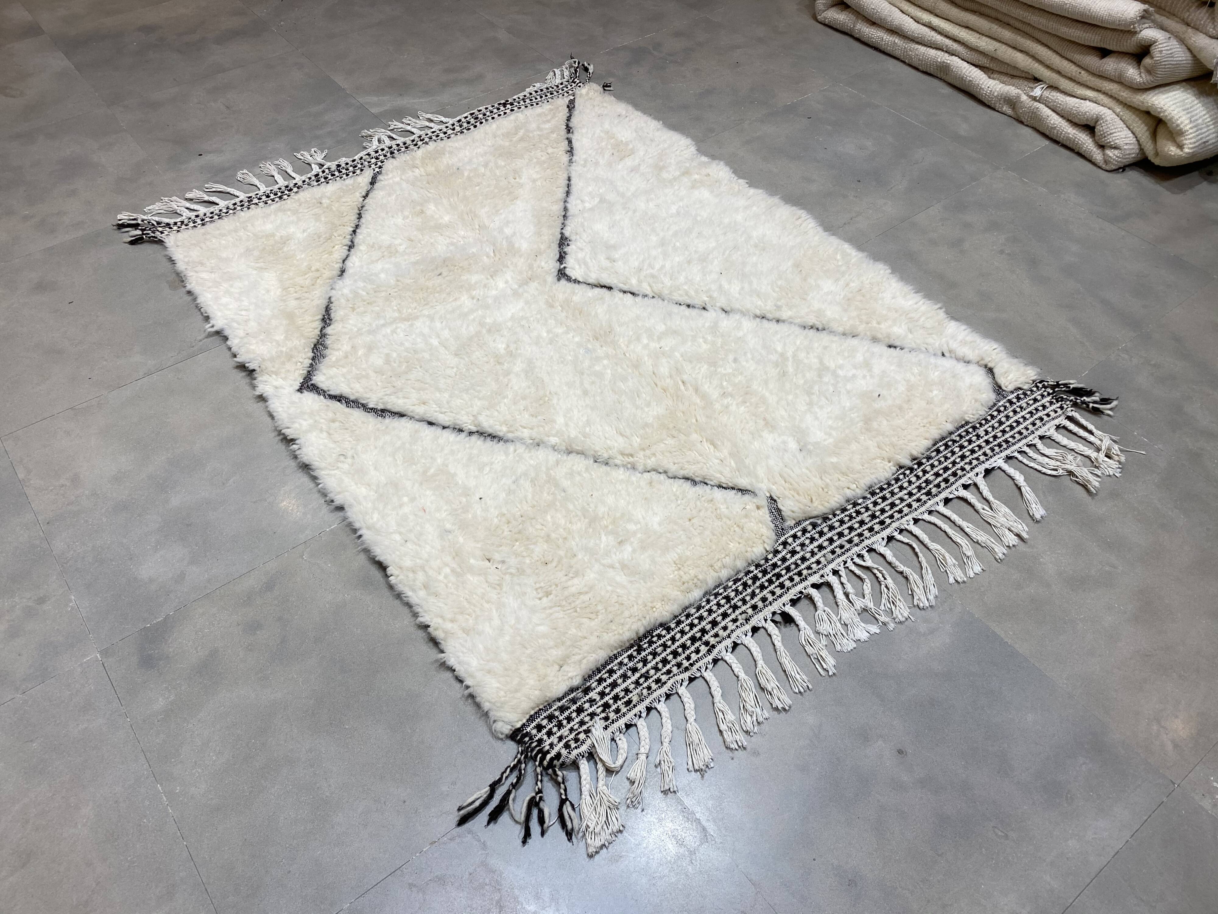 White embossed wool rug 123x165cm