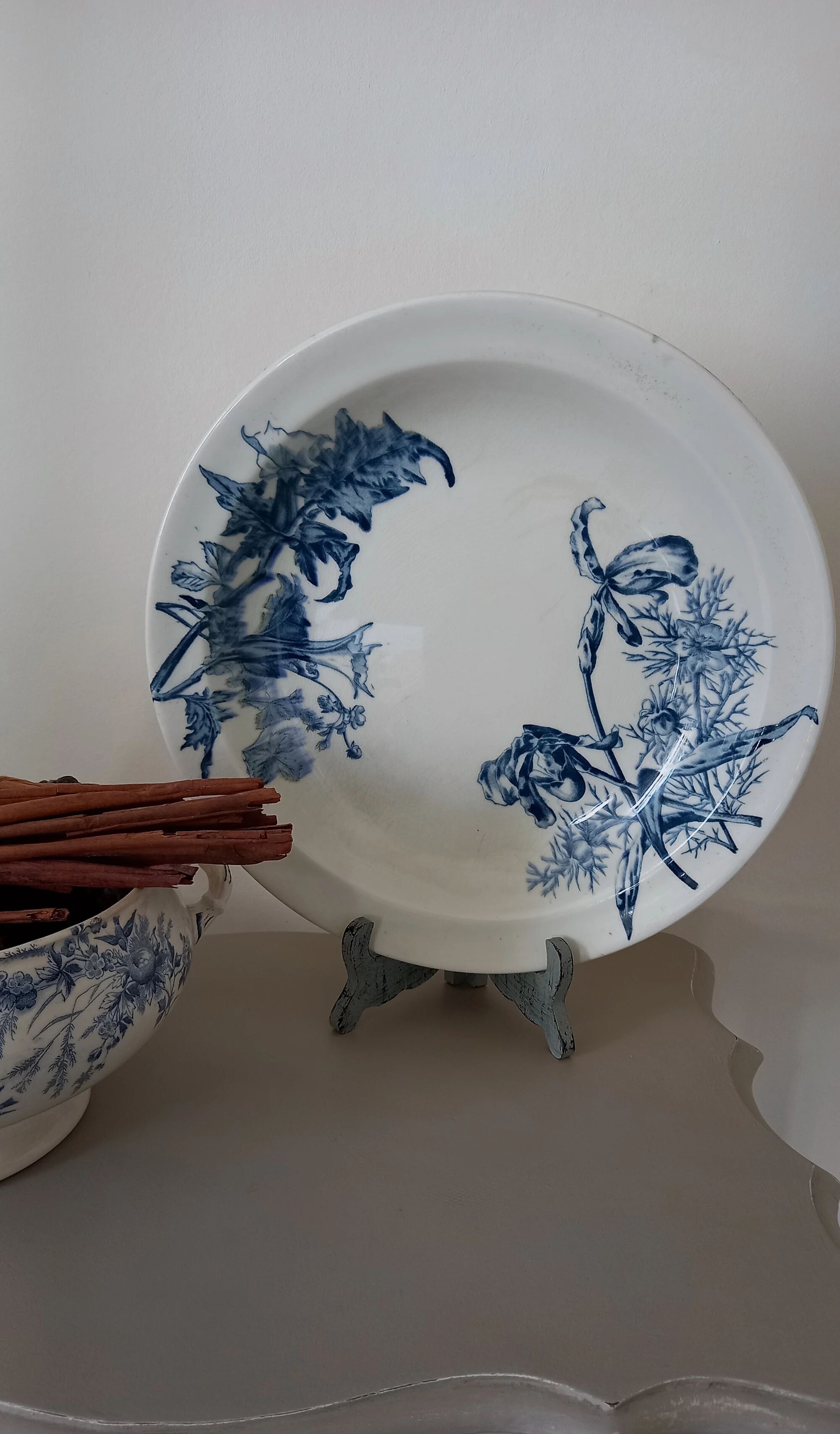 Round plate, ironstone, Clairefontaine Sanejouand & Graves 1890 "Flowers"