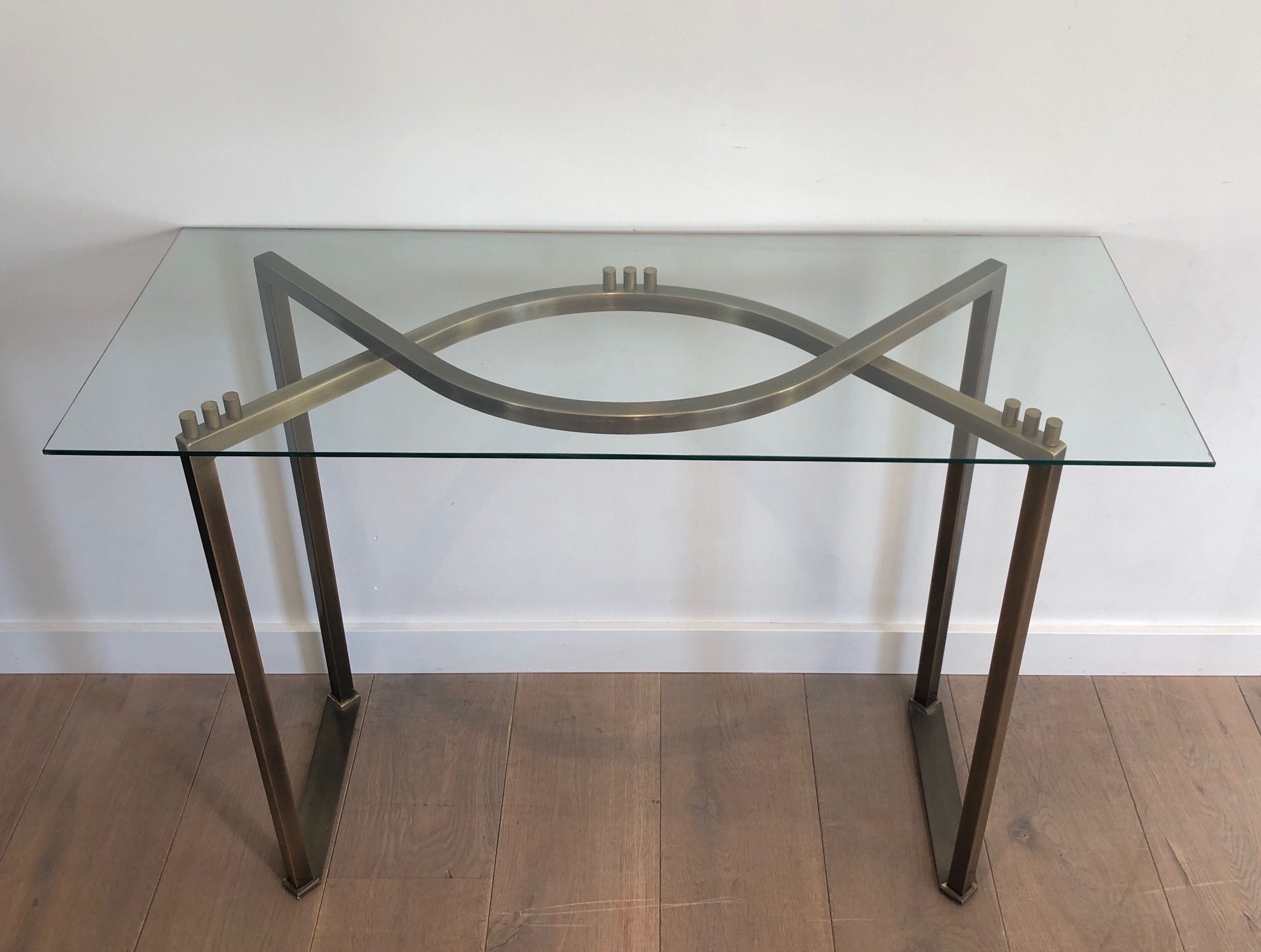 Console in brushed steel and brass and tray formed of a glass slab. French work. Around 1970