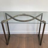 Console en acier brossé et laiton et plateau formé d'une dalle de verre. Travail français. Vers 1970