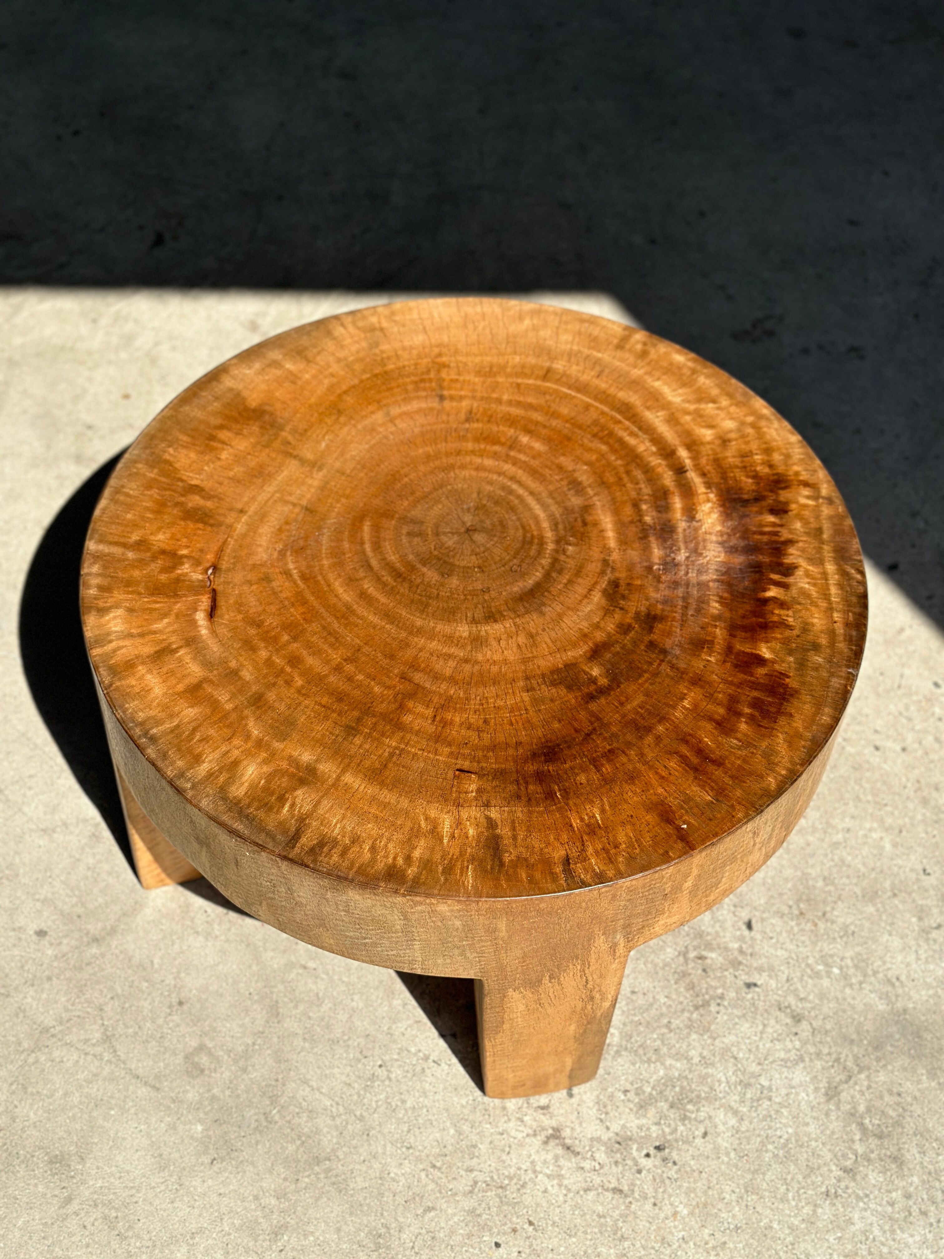 Quadripod coffee table in solid wood monoxyl natural color (dark)