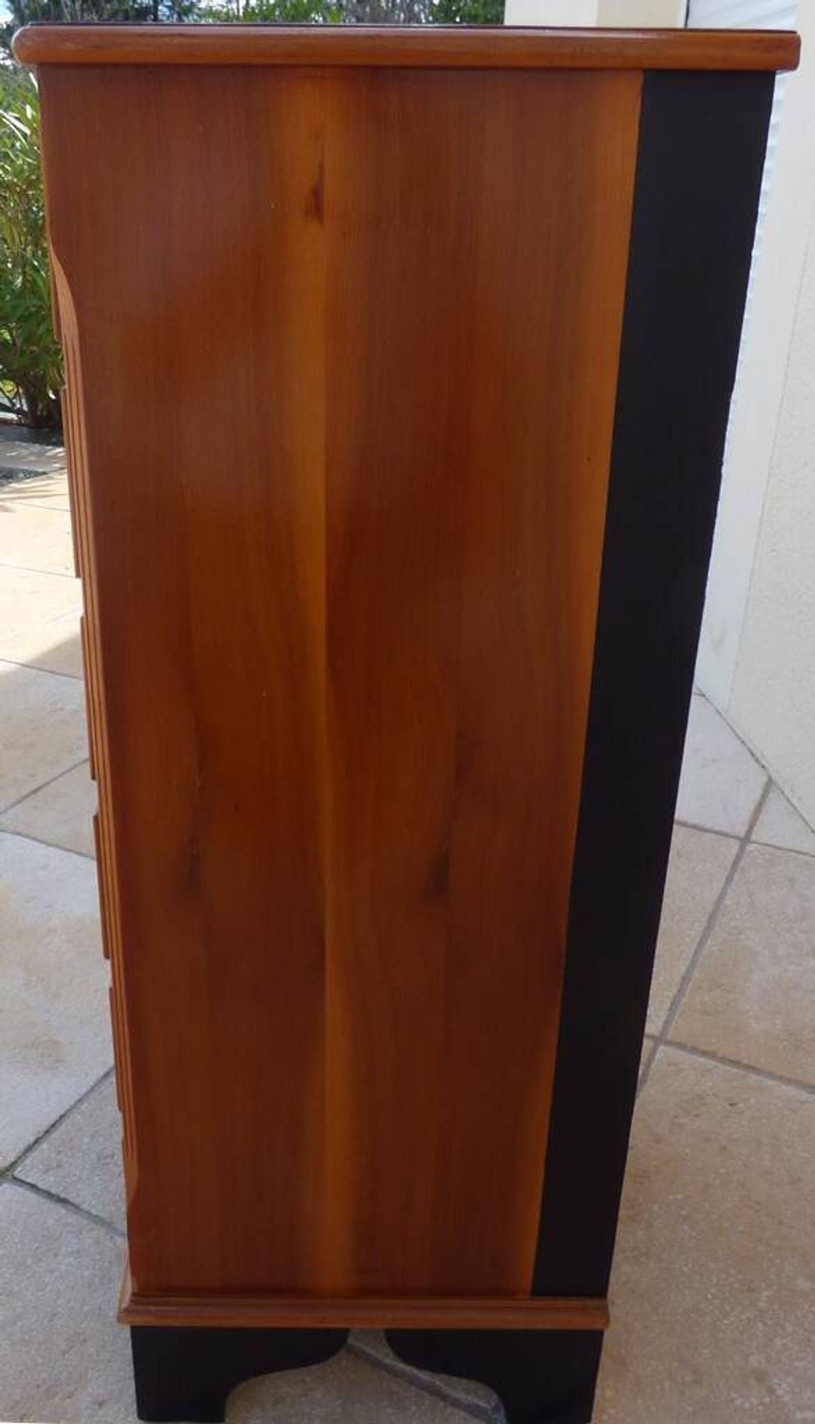 Louis XVI style chest of drawers in wood and cherry veneer.